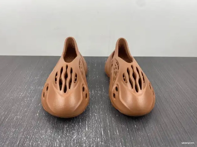 RNR Red Clay Foam HP5335 Yeezy Adidas 0608